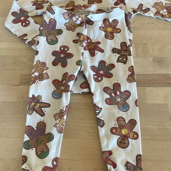 Gap Marvel Holiday Pajama Set - Picture 5 of 7